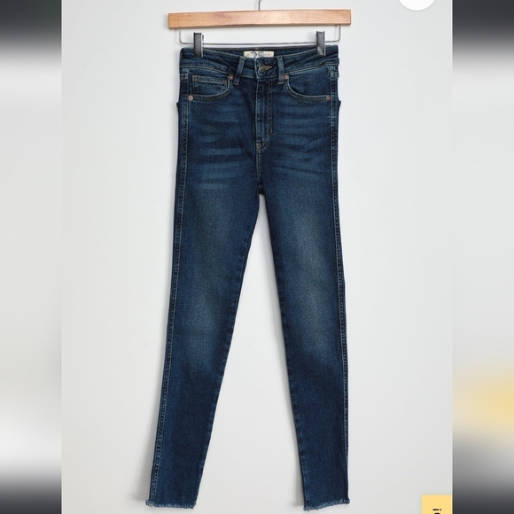 We The Free High Rise Skinny Jeans Jeggings Raw Hem Dark Wash - Picture 2 of 6